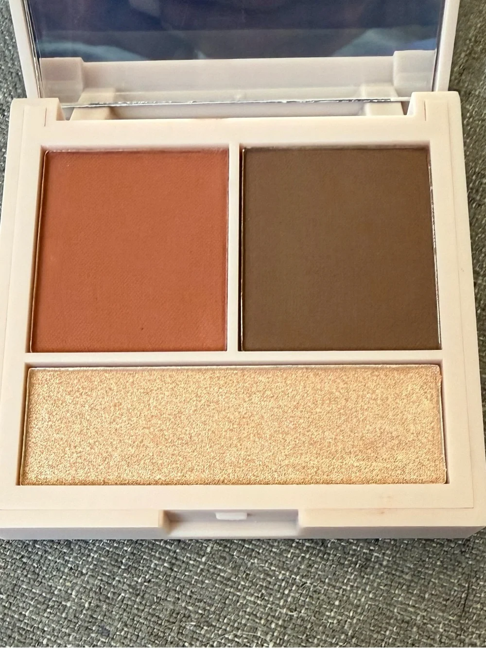 Revolution Contour Compact Palette Medium 7g Bronzer Highlighter Face Palette